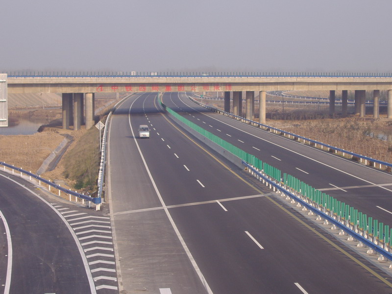 公司70＃瀝青、SBS瀝青產(chǎn)品用于許亳高速公路